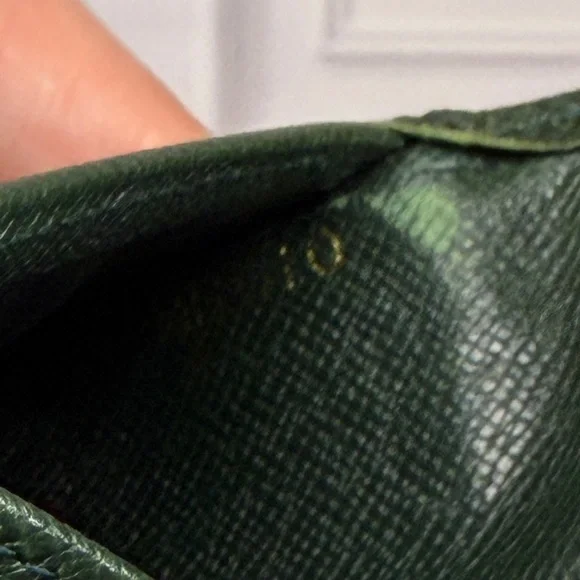 Louis Vuitton Taiga Leather Pocket Organizer – GreenVery Good Condition